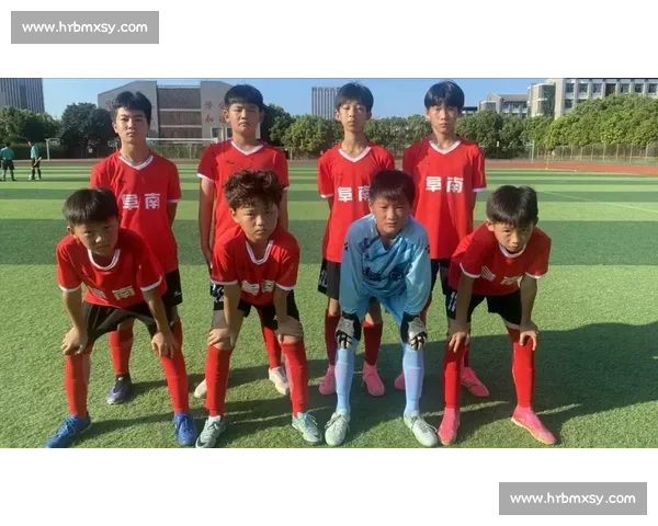 激烈角逐校园足球赛 小球员展现团队精神与拼搏风采
